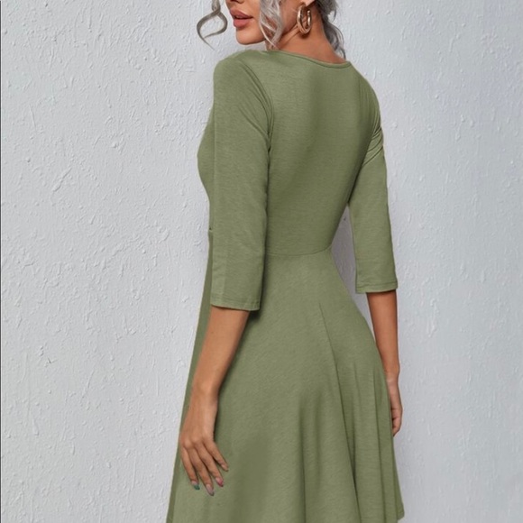 🎈 $5 Deep Plunge Neck Dress 🎈 - Picture 4 of 5